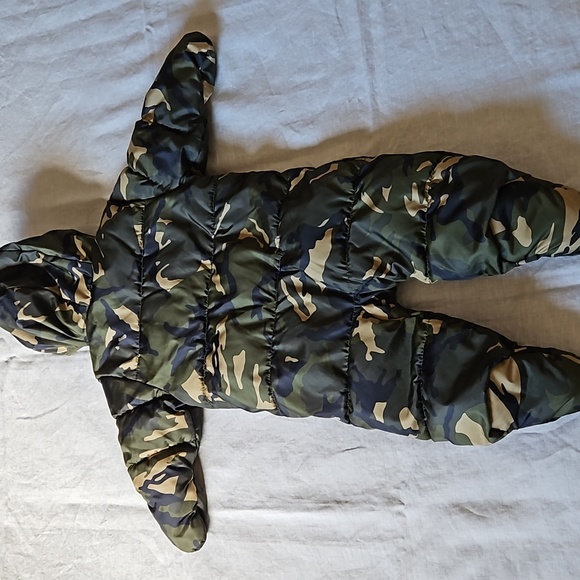 Old Navy Baby Camouflage Puffed Footed Snow Hoodie Jumpsuit Size 6 to 12 months - Picture 4 of 14
